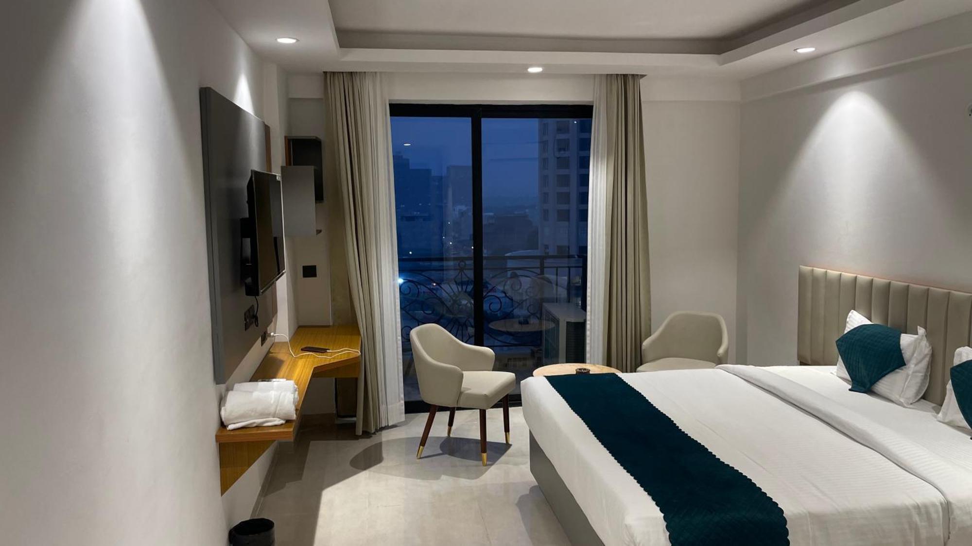 Hotel Maple Tree - Near Ekana Cricket Stadium - Лакнау Екстериор снимка