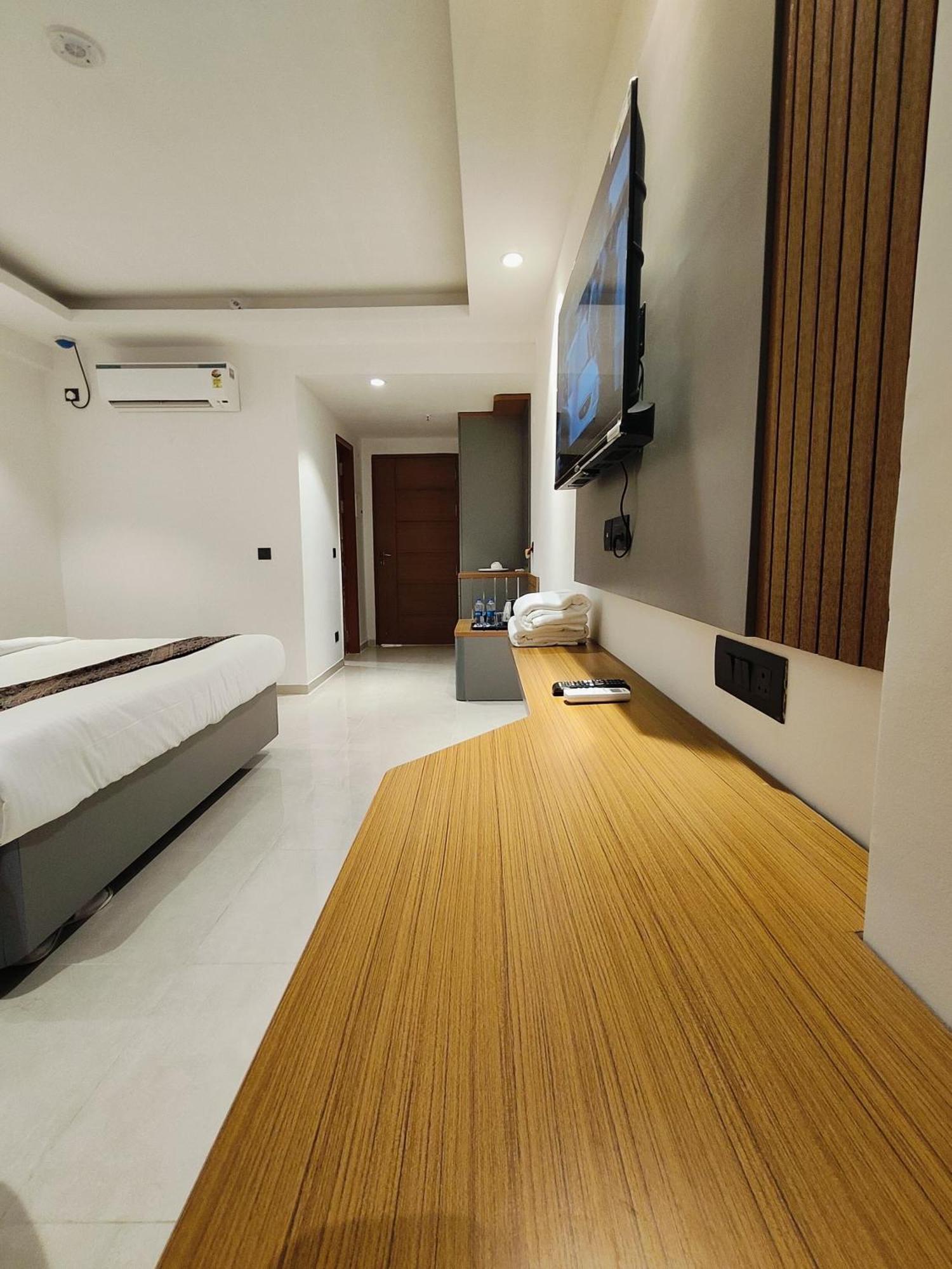 Hotel Maple Tree - Near Ekana Cricket Stadium - Лакнау Екстериор снимка