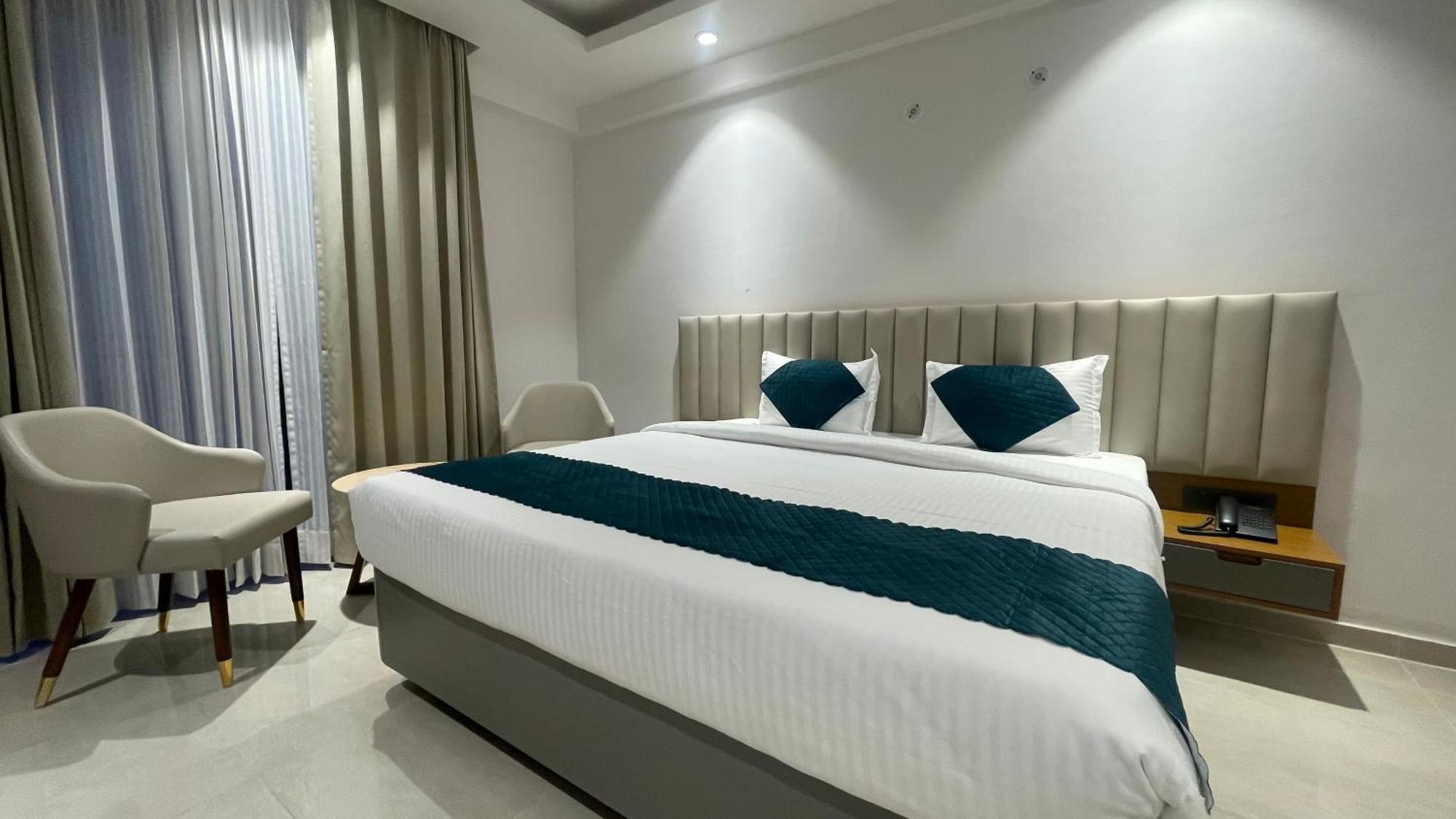 Hotel Maple Tree - Near Ekana Cricket Stadium - Лакнау Екстериор снимка
