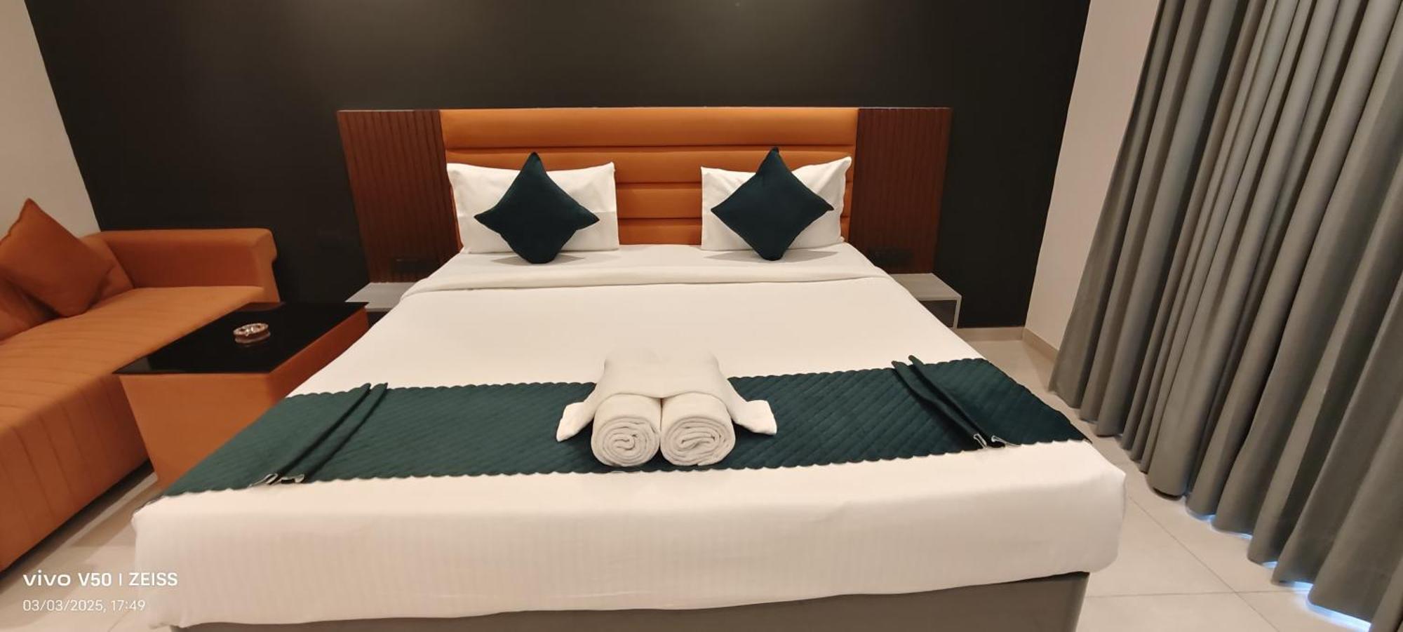 Hotel Maple Tree - Near Ekana Cricket Stadium - Лакнау Екстериор снимка