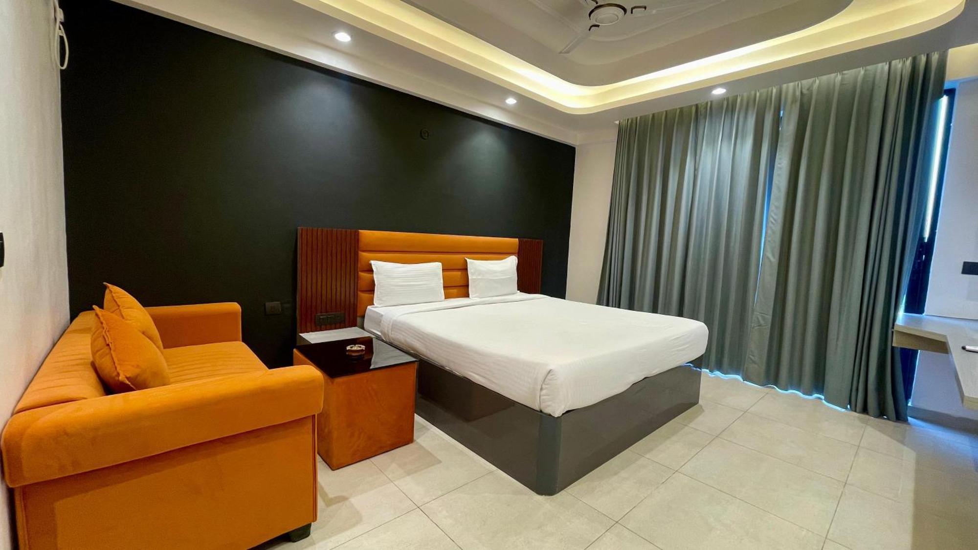 Hotel Maple Tree - Near Ekana Cricket Stadium - Лакнау Екстериор снимка