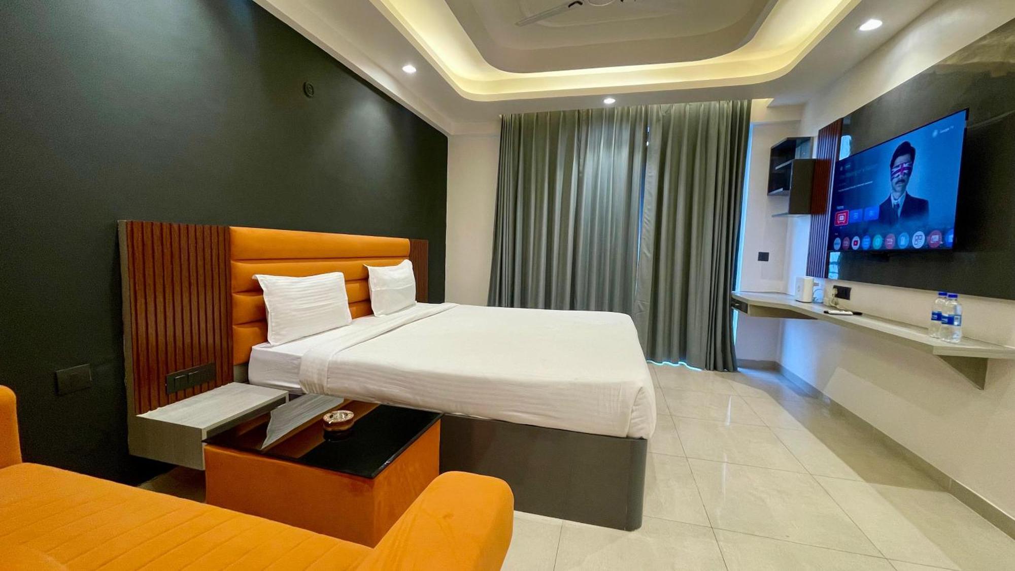 Hotel Maple Tree - Near Ekana Cricket Stadium - Лакнау Екстериор снимка